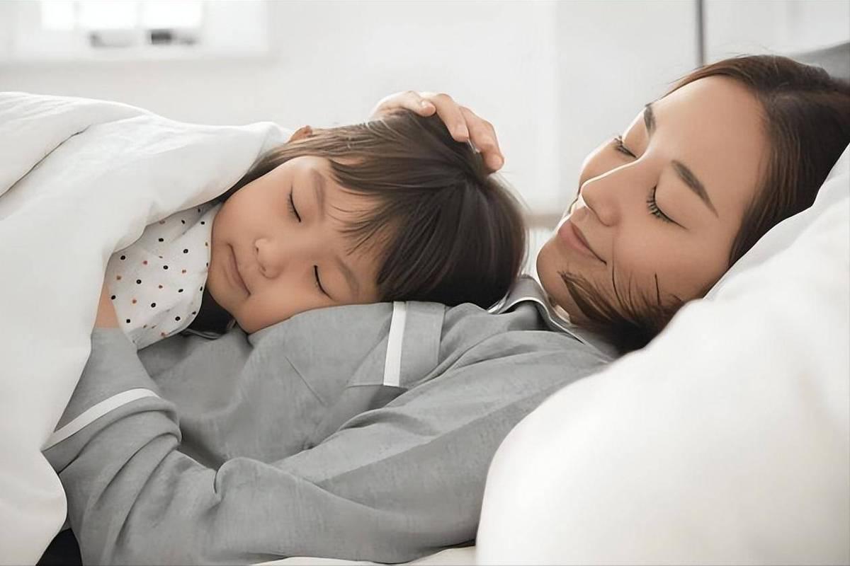 这事可大了！别把溺爱当疼爱，6岁还跟妈睡的娃，独立性差就算了，性别意识还模