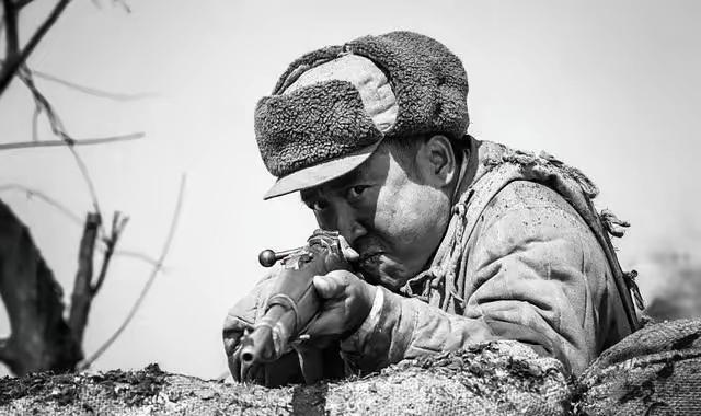 1958年，全军大比武，63军神枪手唐满洋一连7枪，枪枪命中，大家正欢呼呢，唐满