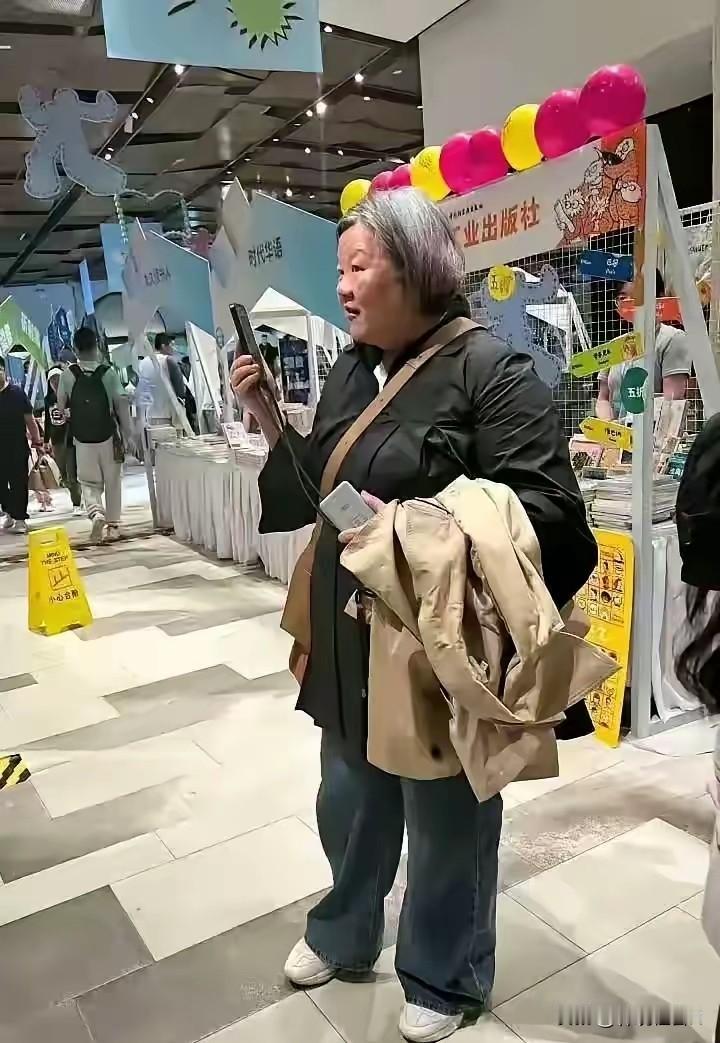 人不可貌相，海水不可斗量！别看图片中的这位老大妈，看似再普通不过。但是，她可是一