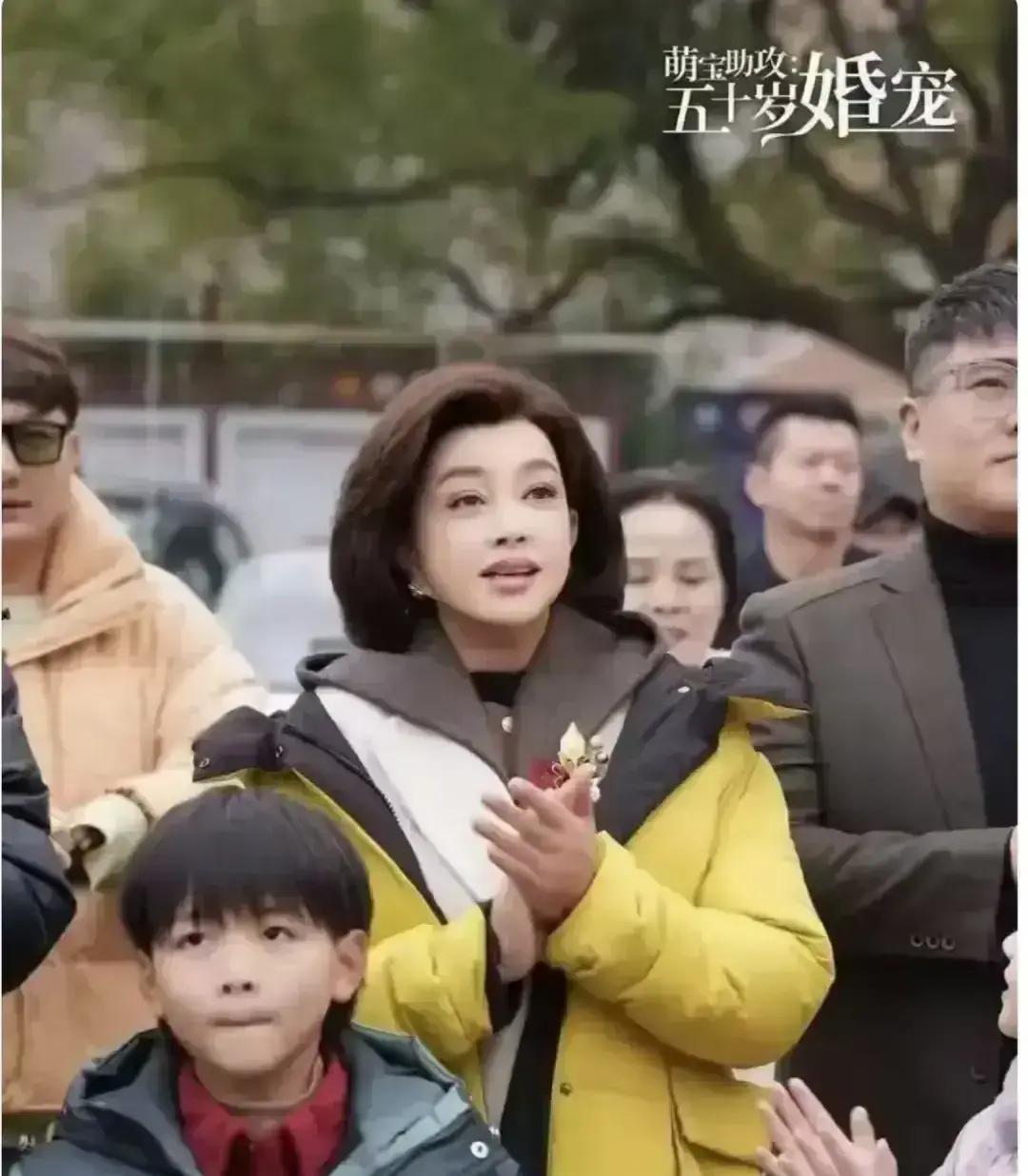 74岁刘晓庆，一个人过年，厨房煮饺子，顺手把新短剧预告甩上网。网友秒挖旧瓜