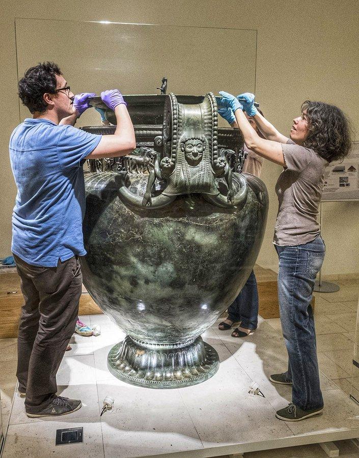 2600年前古希腊巨型青铜器：重达200多公斤！这件宏伟的青铜器被称为维克斯大酒