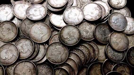 1933年，一士兵打仗扛个大箱子，一路上不撒手，张自忠好奇问到：“你扛得什么？”