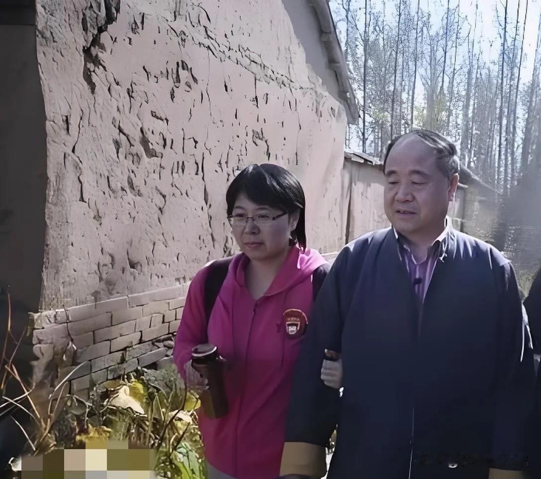 莫言与女儿管笑笑回山东老家探亲的场景，父女长得很像。莫言与妻子杜勤兰是同乡，两人