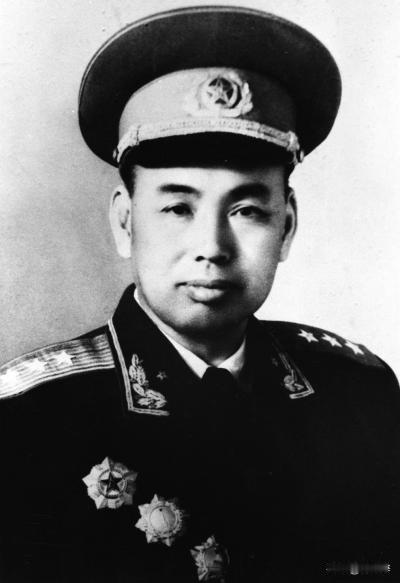 1952年，许世友将军回乡探亲，哪料，他刚下车，就看见了亲叔叔许存礼，许