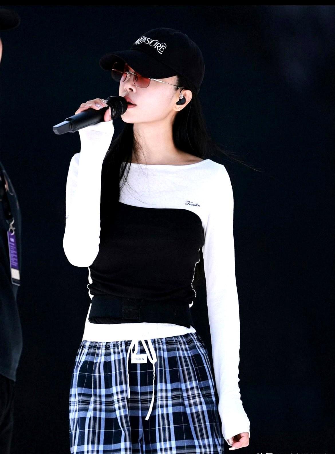 45岁蔡依林的近期生图，把一堆20岁小姑娘看傻了。刚收官的台北演唱会上，她