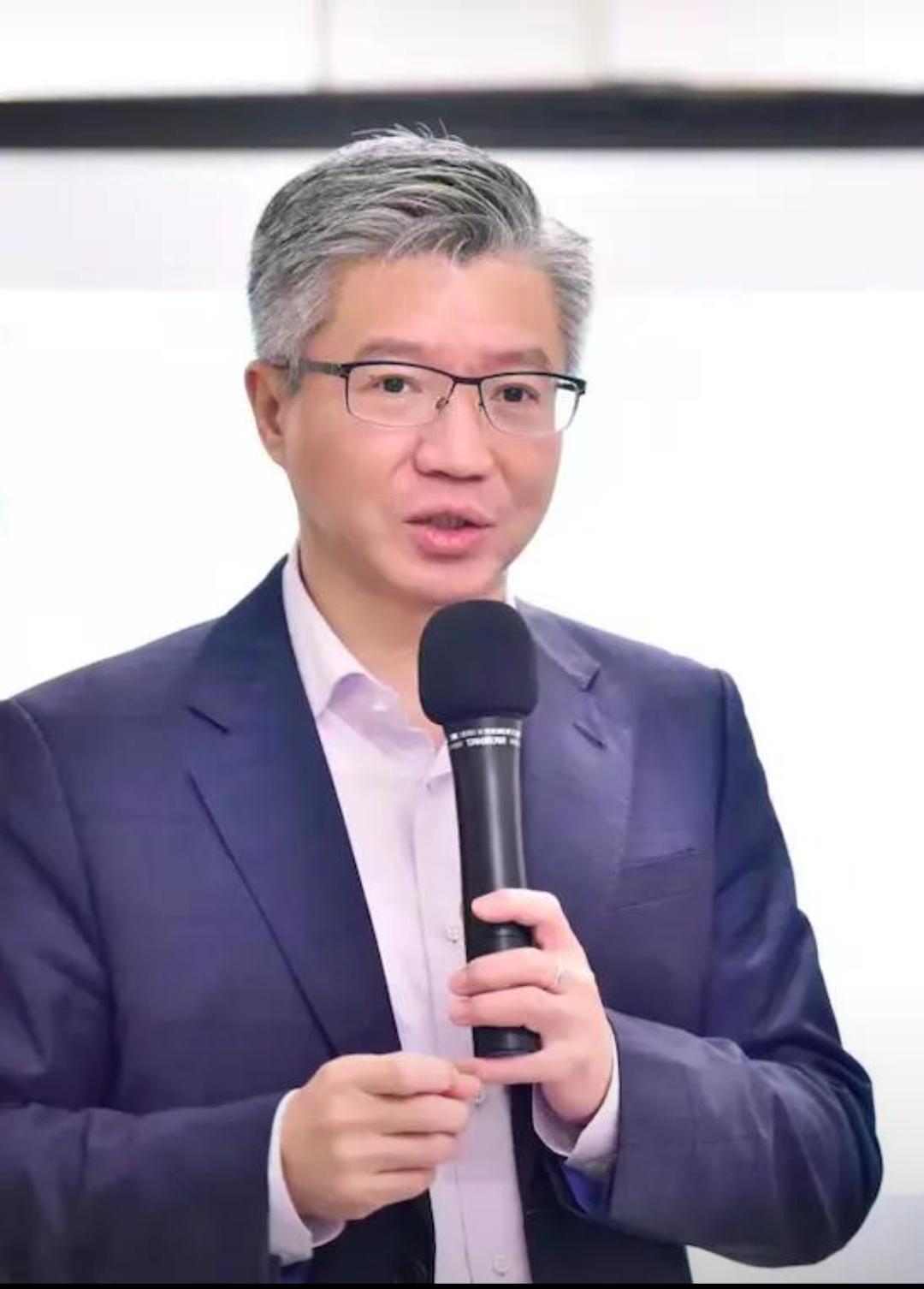 项立刚扬言要与复旦大学陆雄文先生打擂台，还喊话让网友把他的观点传达给陆先生。首