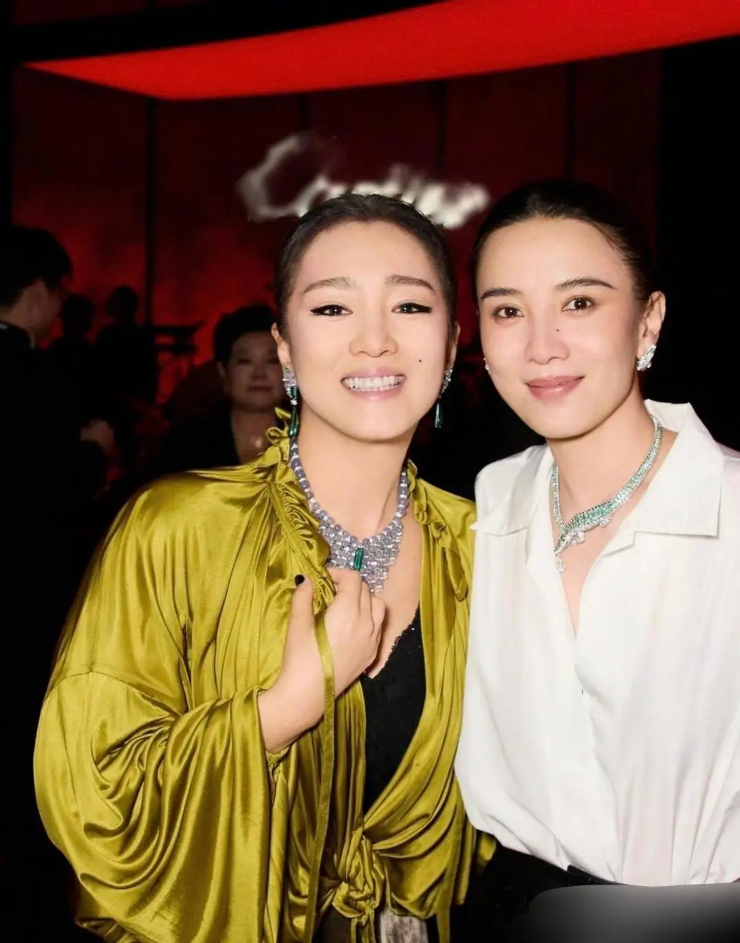 昨晚卡地亚晚宴上的明星，61岁的巩俐感觉披着一块布就来了不愧是巩皇即使满头白发