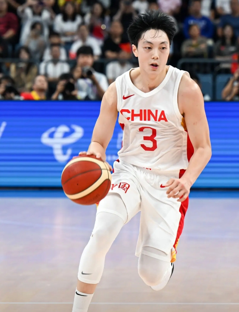 男篮险胜沙特，球员“表现评分”如下表现堪称完美：8-10分赵睿19分，担当