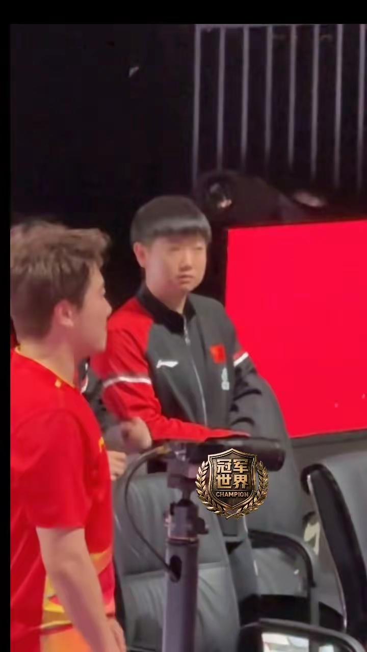 莎莎你倒是给你娘家哥叭叭几句啊！莎莎一直在看娘家哥大胖跟小勒布伦交战，第一局大