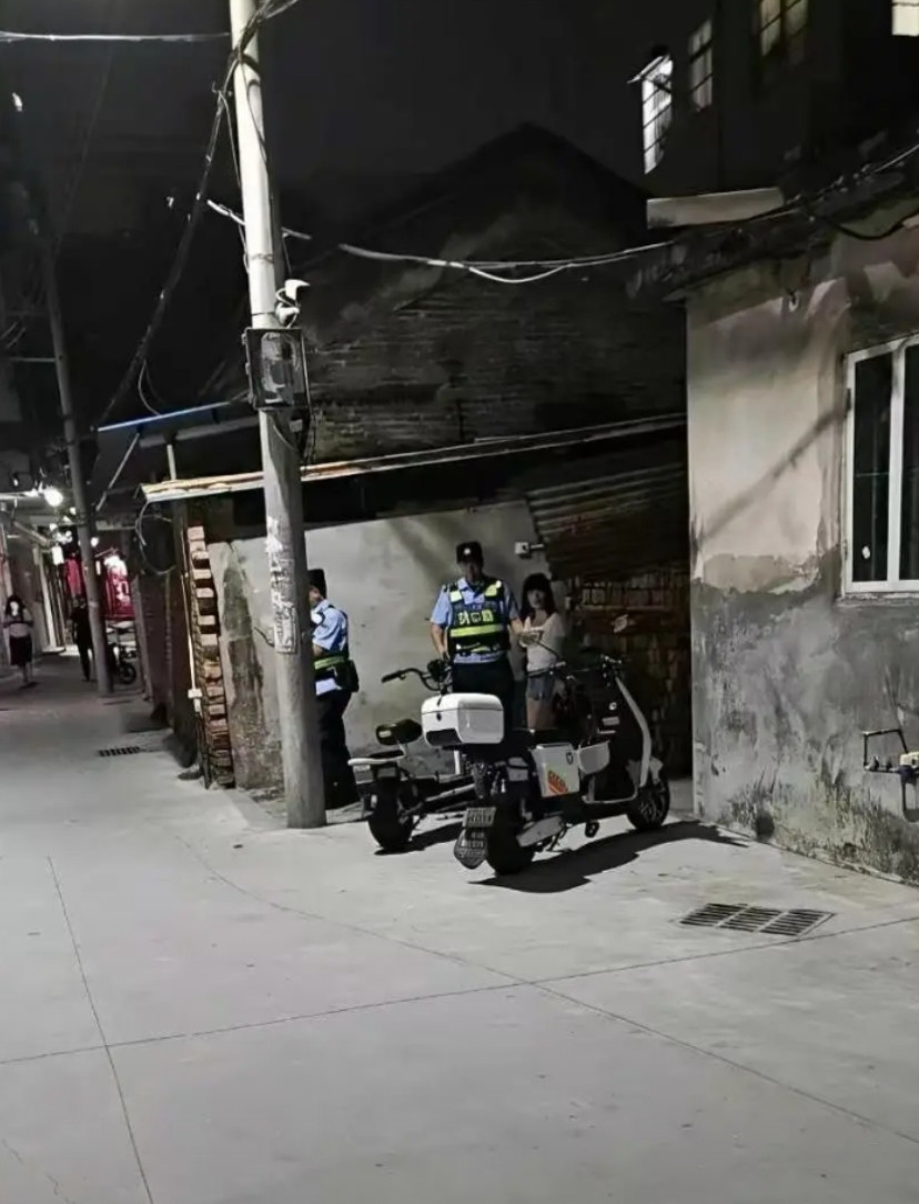 半夜被狗叫声惊醒，起来一看这是啥情况？