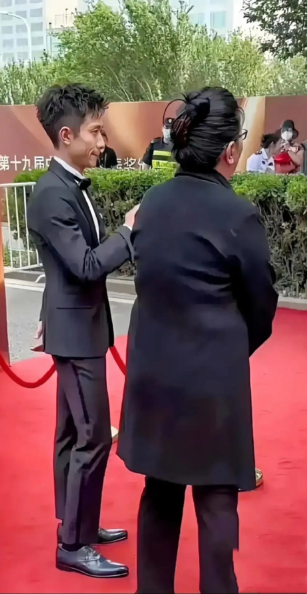 好久都没看到这位男明星露面了，没想到他竟然瘦成了这个样子。按年纪来说，34岁的