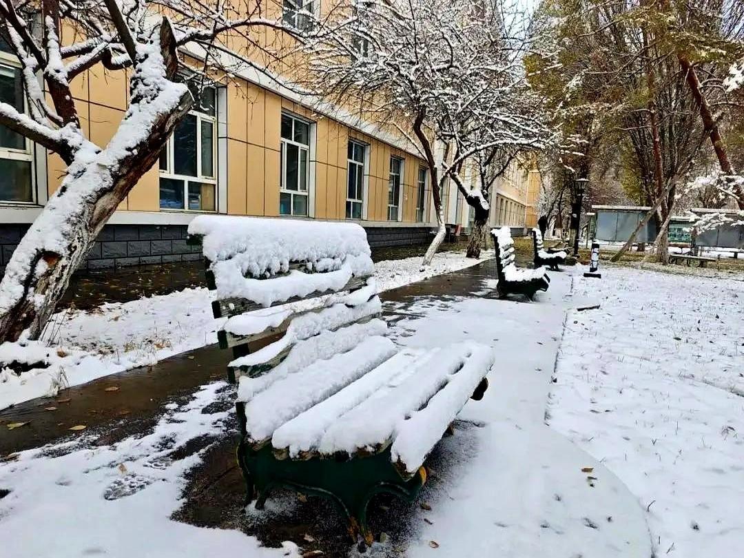 学校有一位老教师，40年教龄，明年退休。他2017年调进中心校就只教个小科，学