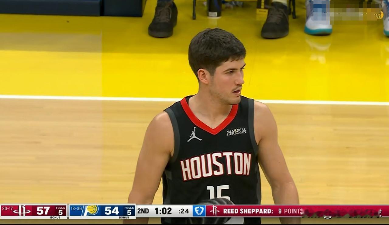 火箭新星谢波德的三分球真是彻底没救了！在今天火箭客场以118：114力克步行者的