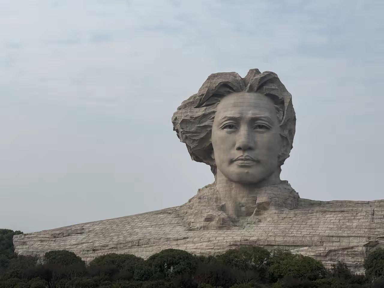 橘子洲人山人海vs丑化雕像遭痛批：群众的眼睛从不会说谎！元旦工作日的橘