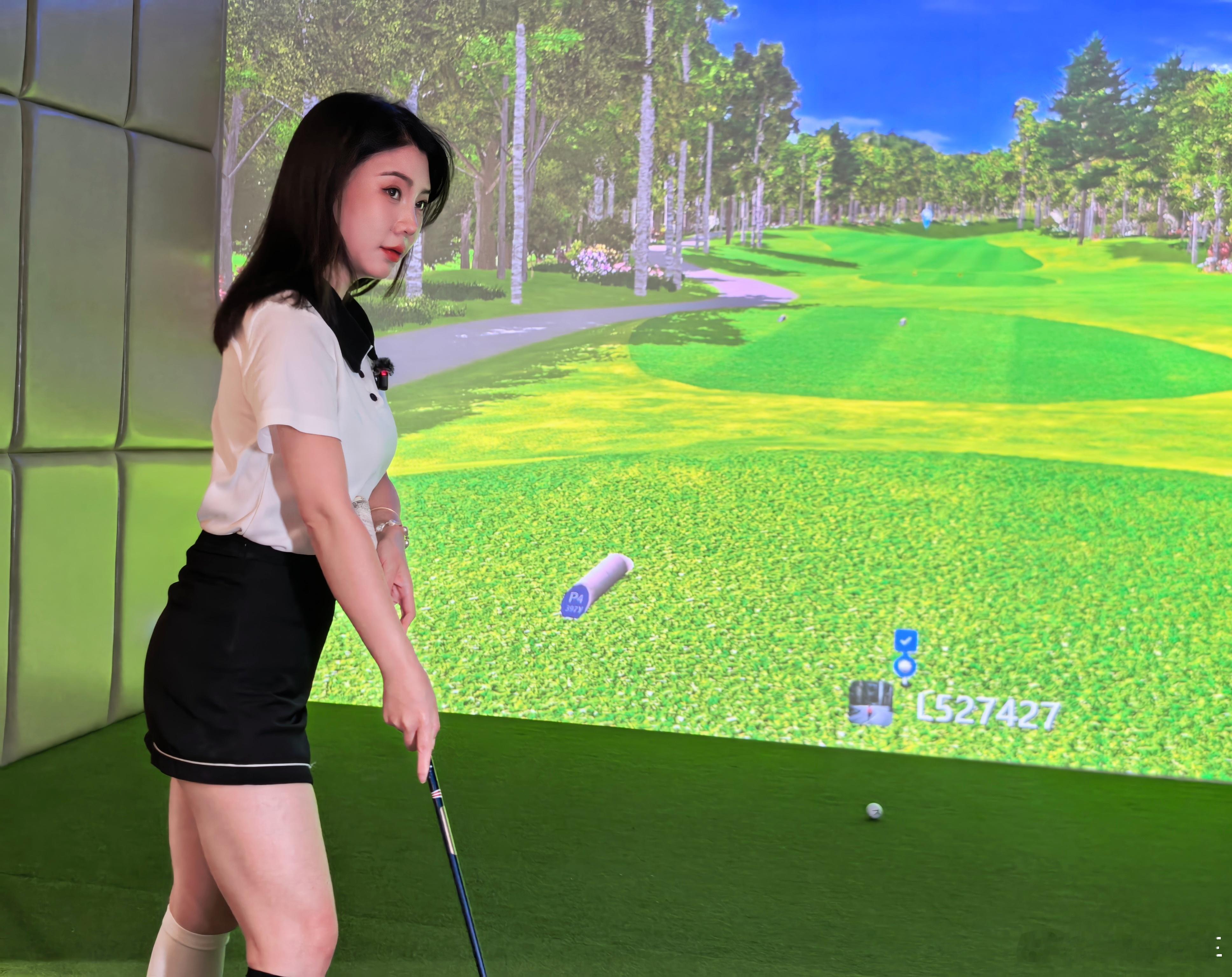 在鸿蒙智行逛累了，居然还能室内高尔夫！这说出来别人可能不信，但我是真玩上了，大屏