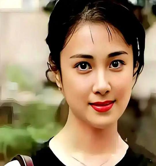 2023年，59岁的傅艺伟站在北京的一处公墓里，亲手将儿子的骨灰盒安放进墓穴，身