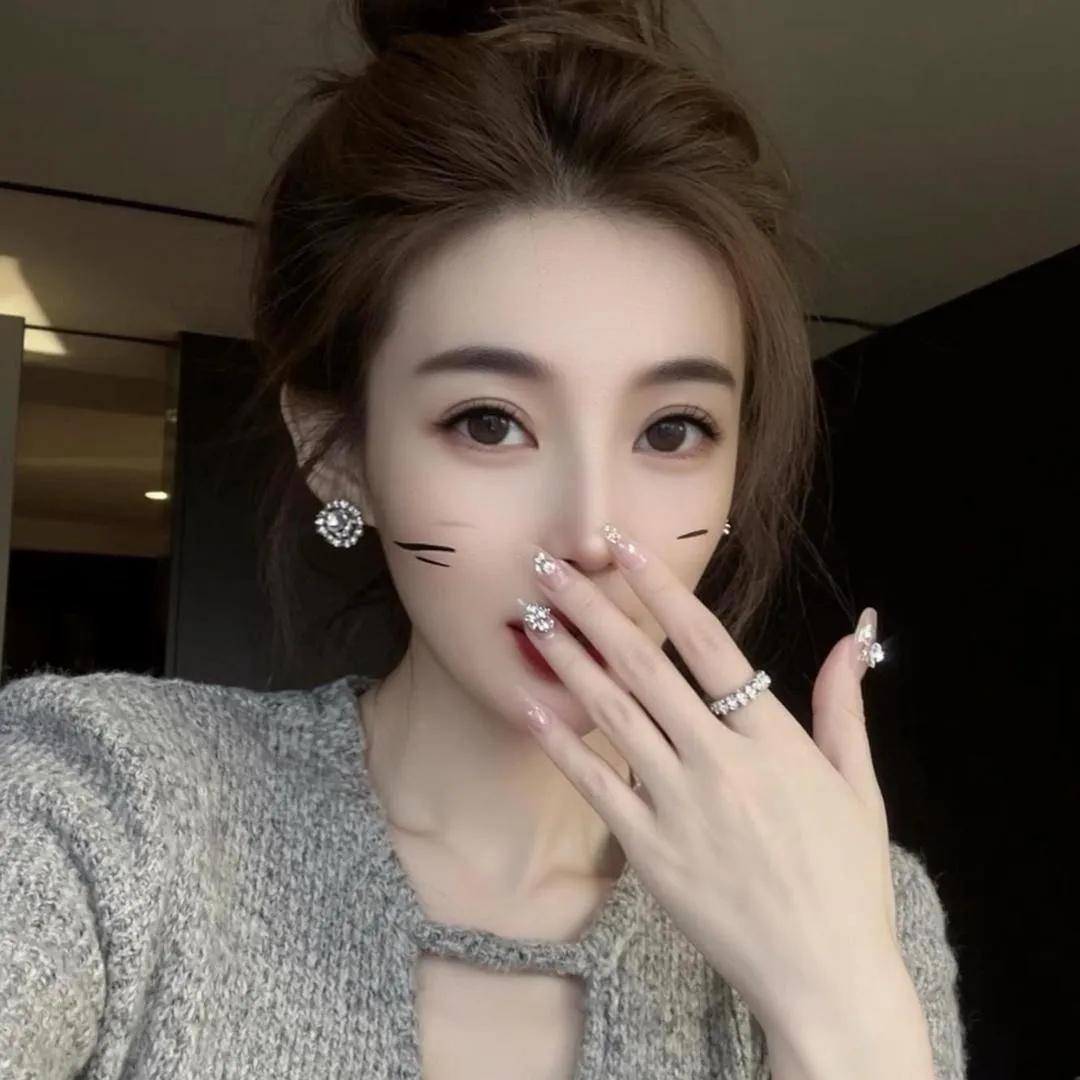 💕甜美妆容，俏皮表情，轻松一刻！清透少女感妆容温柔甜美风妆容元气甜妹妆容