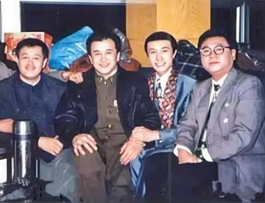 左边的是赵本山，右边的是范伟，两人也是多年的老搭档了，中间的是谁，你们知道吗？