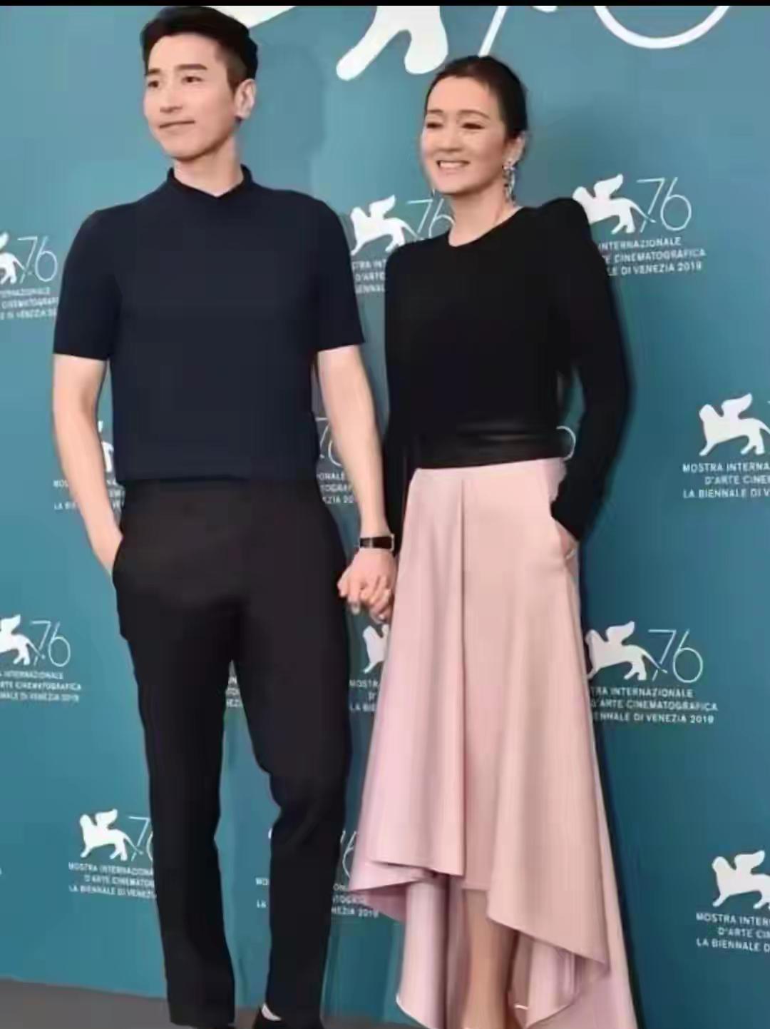 万万没想到，相差19岁的两个人，居然如此般配和谐，巩俐1965年生人，赵又廷19