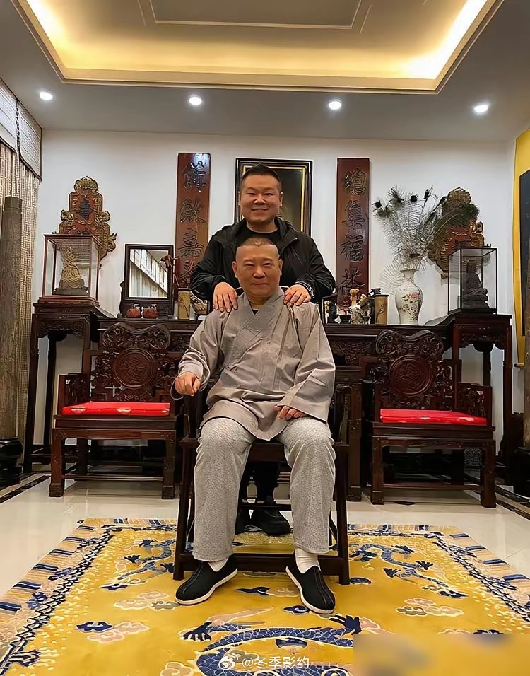 岳云鹏去郭德纲家吃饭，一进门，腿先软了。不是怕师父，是地上那玩意儿，搁过去够杀头