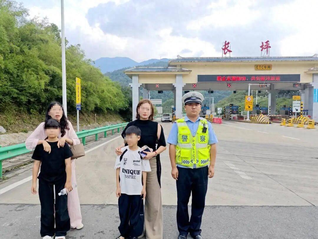 “太粗心大意了！”两对来自河南的家庭相约一起到襄阳自驾游玩，中途在高速服务区短暂