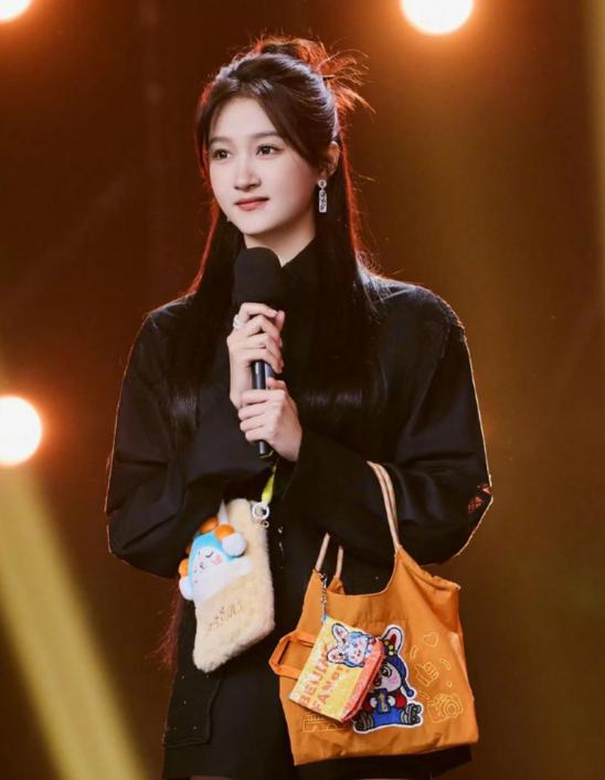 关晓彤给所有女性上了一课，那就是：不管你有多漂亮，钱袋有多鼓，都千万别在年轻的时