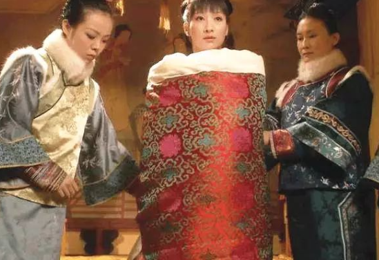 1729年，52岁的雍正招秀女马氏侍寝，夜晚，马答应被裹在厚被子里，送到了龙床之