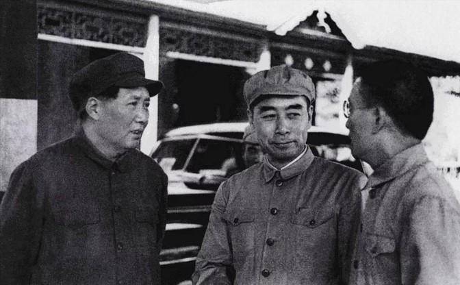 1964年，中国原子弹试验成功后，毛主席严令：“封锁消息，先看下各国反应。”不过