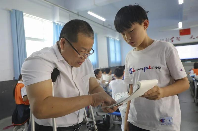 老师在学校里不想活的太累，你就少说话，闷头做事。大家发现没有，即使特别有气场