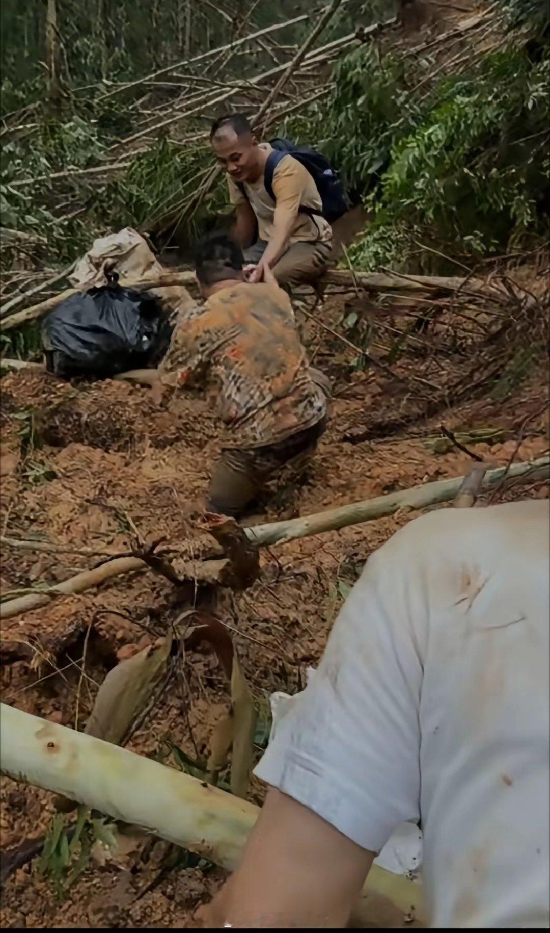 他们说“风里雨里，都要把物资送到老乡的手里！老乡们已经几天没吃好饭了”。广西灾区