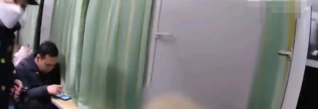 小仙女又闹火车，结果这次撒泼耍赖不好使！看到结果，大快人心！晚上，在一列火车