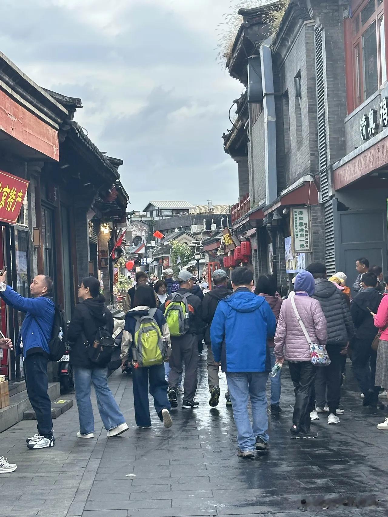 北方冻到穿羽绒服，南方热到穿短袖！南北温差太魔幻北方人喊着“快冷死了”，南