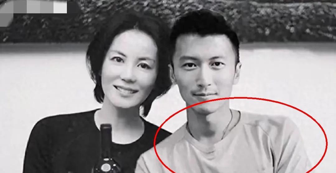 我把谢霆锋所有的前任都查了一下，一查吓一跳，原来张柏芝是唯一一个，最不符合谢