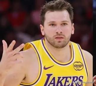 NBA评论员A-史密斯近日在一档节目中谈到了东契奇的表现。A-史密斯说道：东