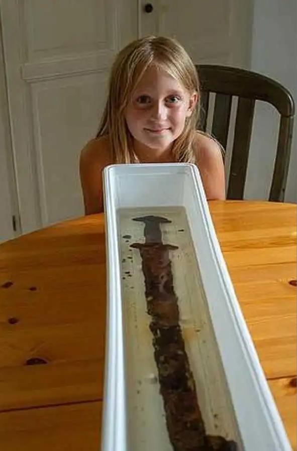 2018年，瑞典一名8岁小女孩，正与家人在湖中玩耍。突然，她发现浅水中立有一根棍