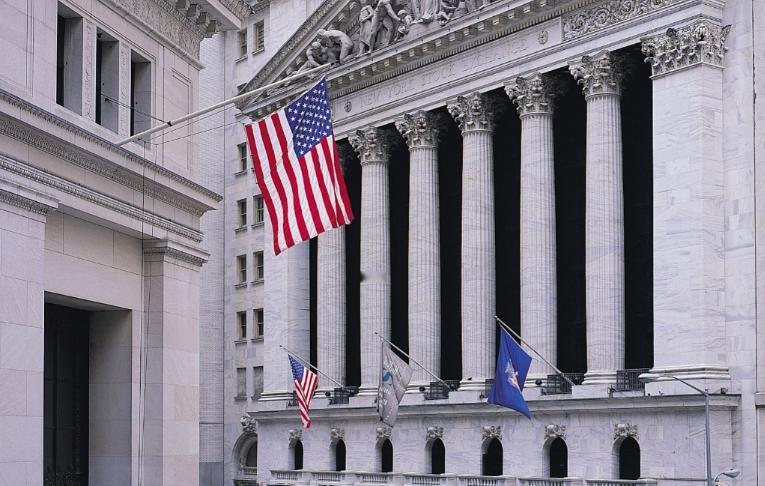 美联储这次没降息，说白了就是：经济还行，但通胀还赖着不走，不敢随便放水。为啥暂