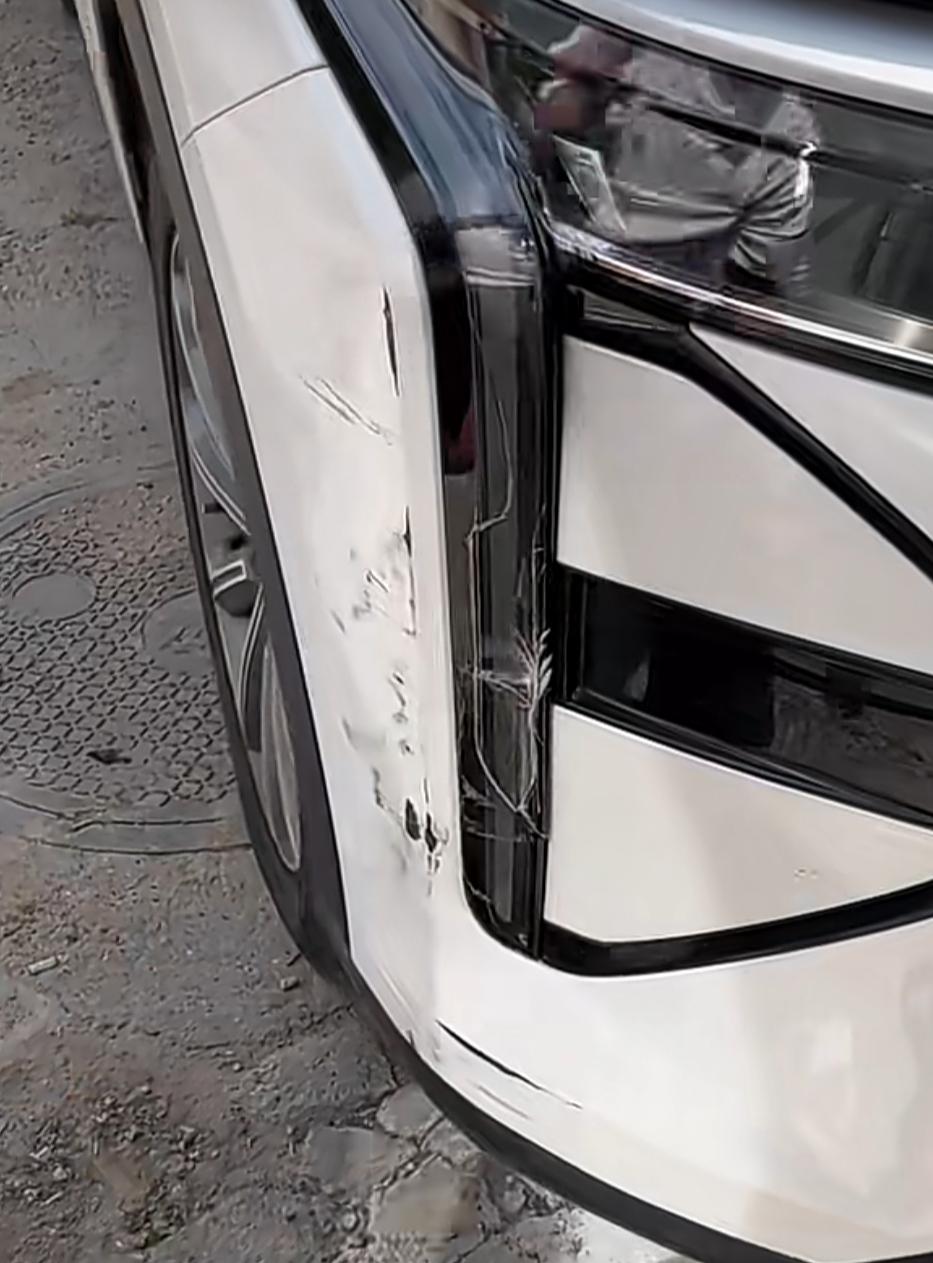 近日，一位车友的车被刮了一下，前保险杠划痕明显，他找了一位修车师傅，看看能不能处
