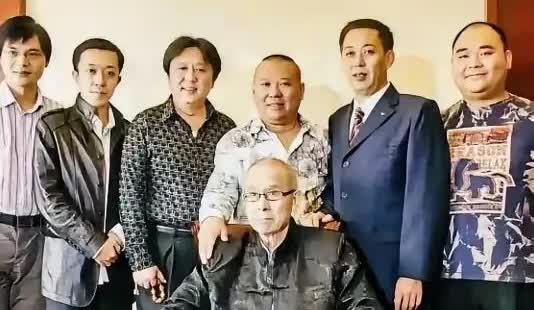 这张照片是德云社早期的一张“经营层”合影照，看得出来，那时候张文顺老爷子已是病入