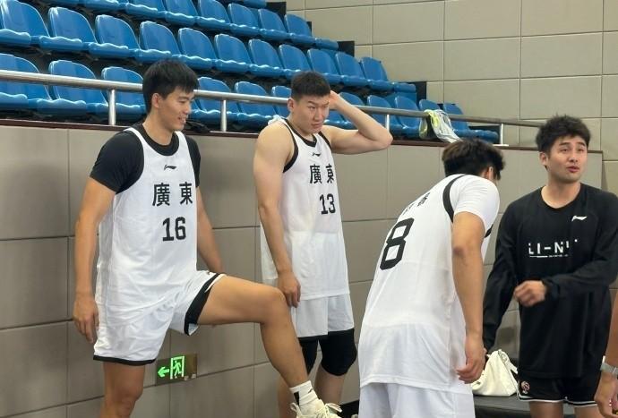 赵睿归队！广东全运男篮训练照出炉！为备战11月的全运会比赛，广东全运会男篮在二