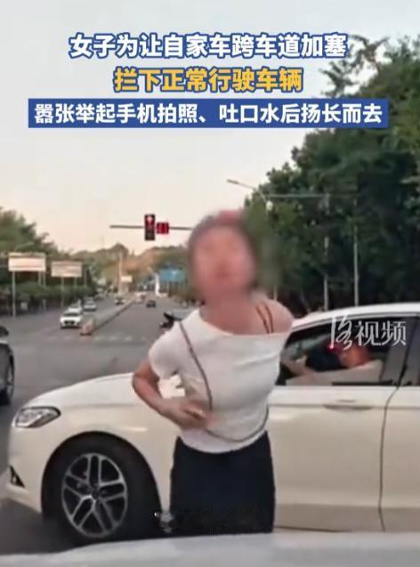 重庆晚高峰主干道，一辆白色轿车毫无征兆急刹，副驾女子直接冲下车用肉身拦住正常行驶