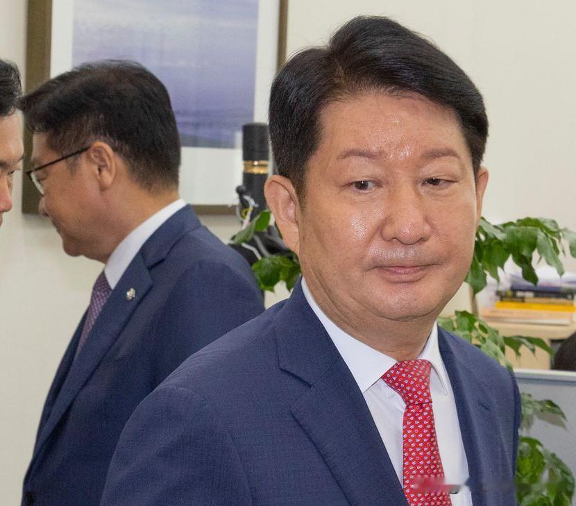 揪衣领风波后续！权永振主动请退党内议员团体，韩政坛争议持续发酵5日消息，韩国