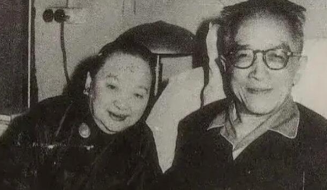 1917年，胡适在与自己的婚礼上，看中了一个15岁的伴娘，从此念念不忘。5年后，