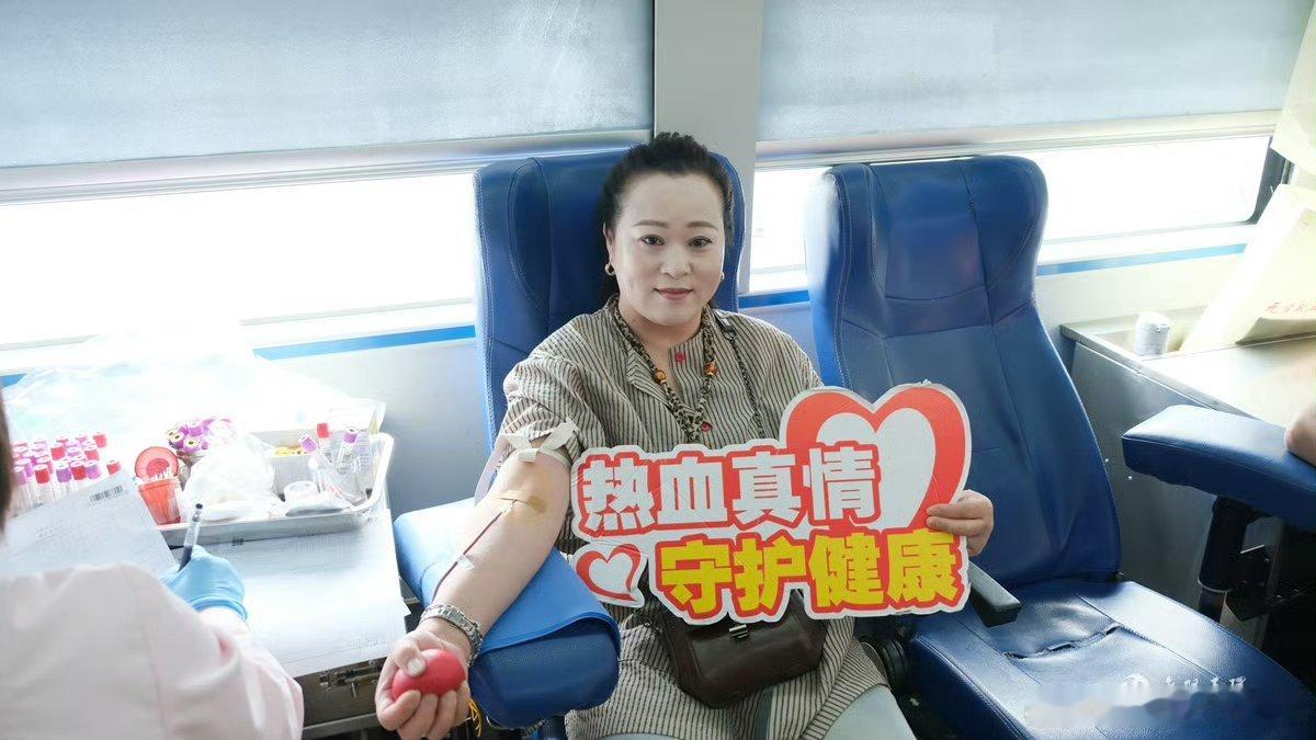 台州玉环热血接力为生命续航现场秩序井然，爱心市民、医护人员、志愿者纷纷挽袖：市