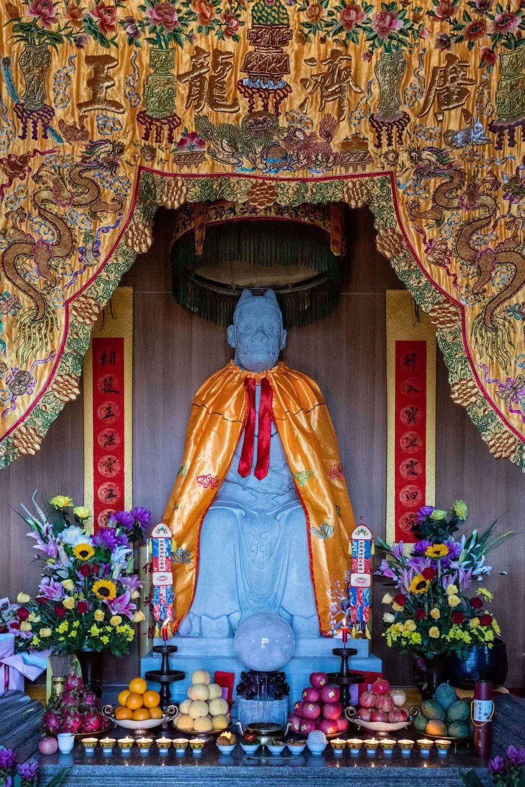 北台顶，是五爷真正的老家，在这里，一样可以虔诚拜五爷。五爷（广济龙王菩萨）最早