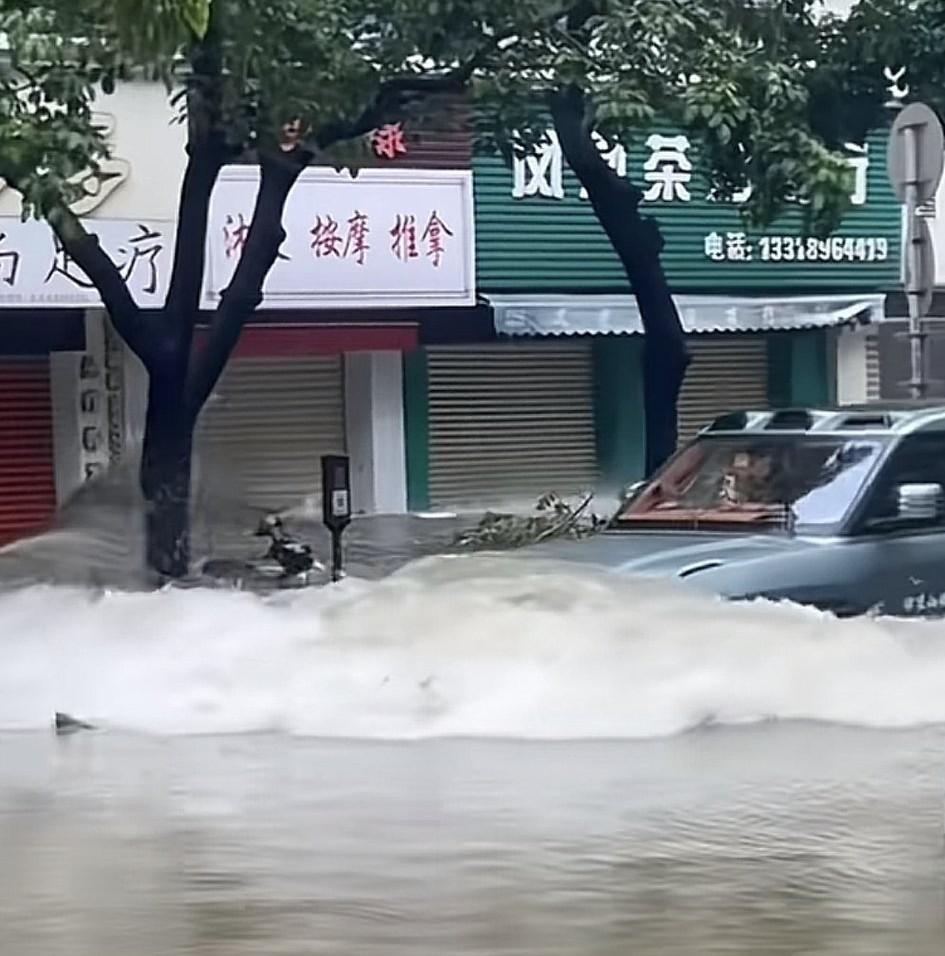 台风期间，珠海一仰望车主开车来回淌水，造成路边商铺玻璃门破坏，车主被愤怒的路人拦