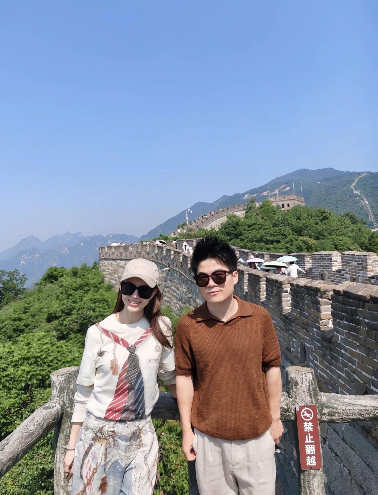 7月6日晚，董宇辉晒与昆凌合影，背景是万里长城。看来董宇辉是和周杰伦、昆凌夫