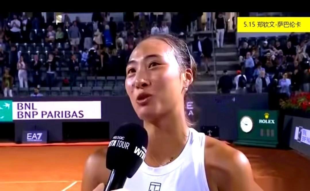 很多人都忘不了郑钦文上次哭的样子。镜头怼着脸，她把头埋在毛巾里，肩膀一抽一抽的