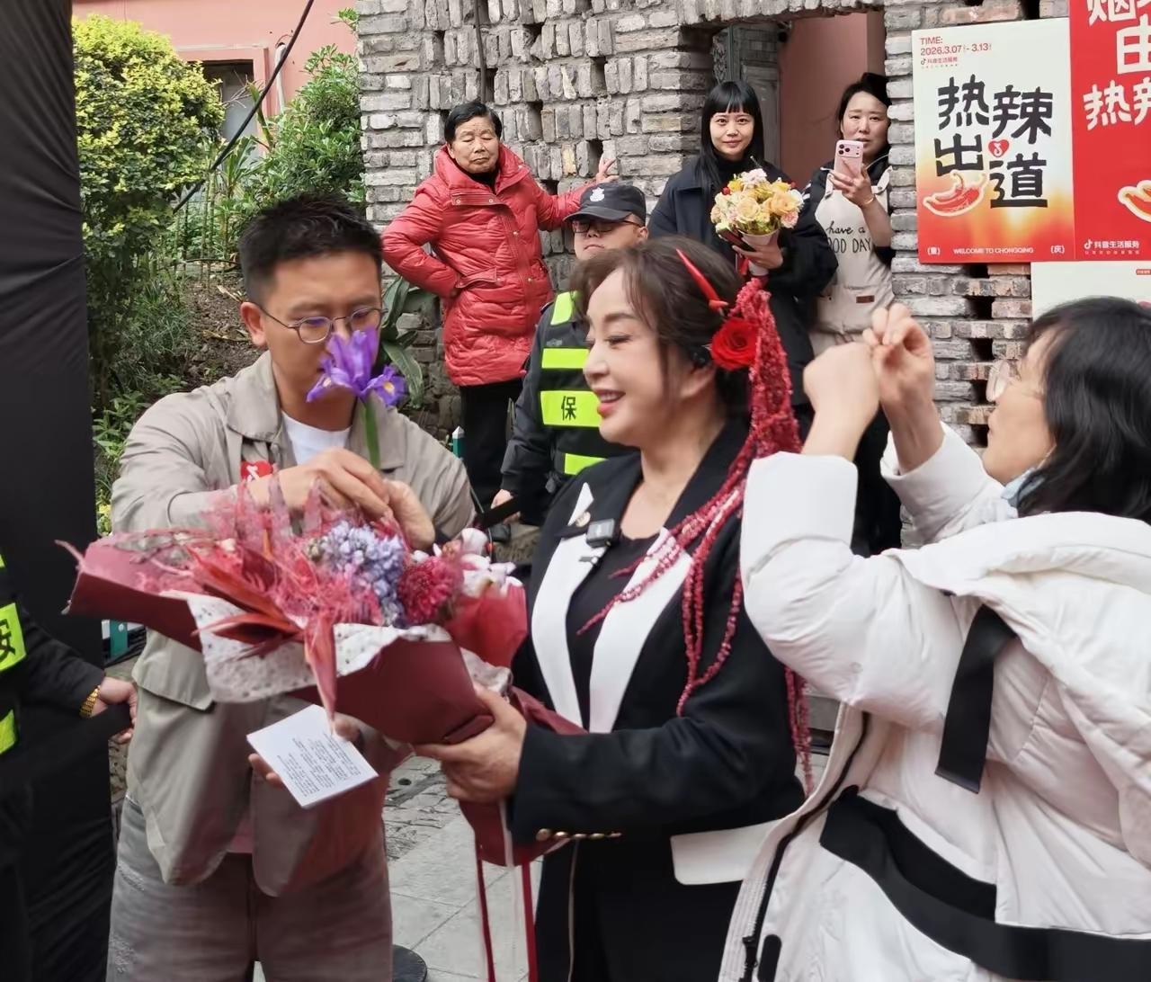 75岁刘晓庆现身重庆录制节目，一身黑色西服套装亮相，扎着马尾辫，西服的领口采用白