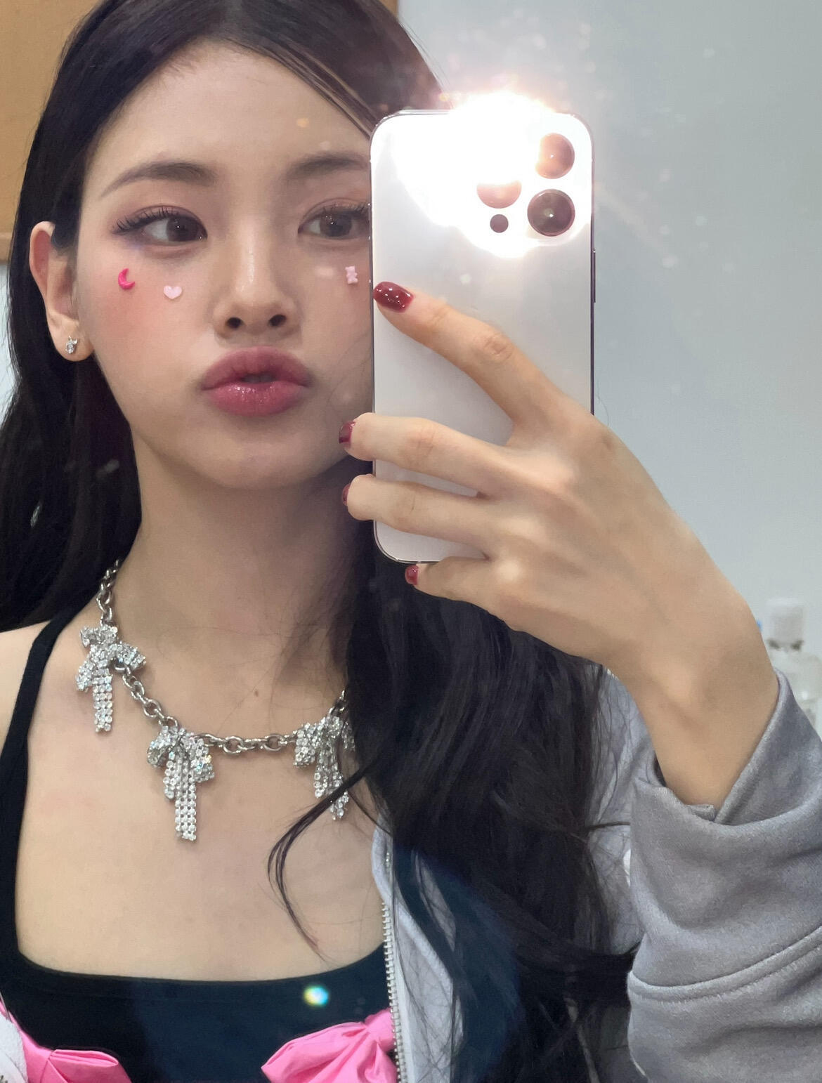 Yihyun自拍｜超级乖的脸型感觉每一个五官都在向我撒娇….💕​​​