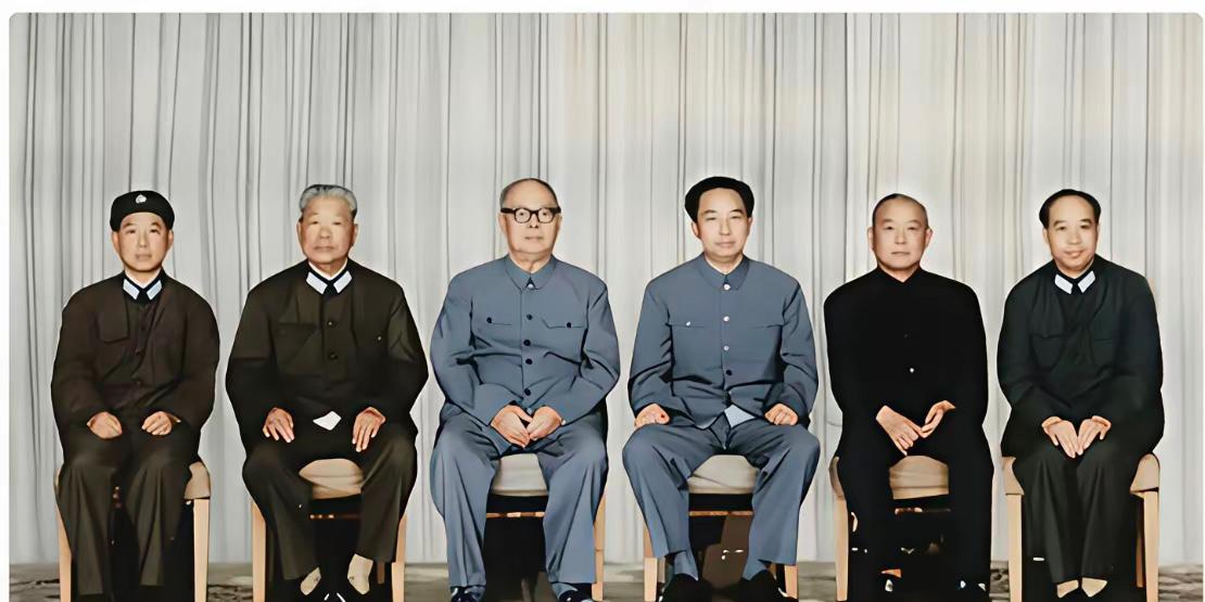 1976年，力挽狂澜的一张合影。我打赌，如果你认识三位以上，绝对是历史课代表，我
